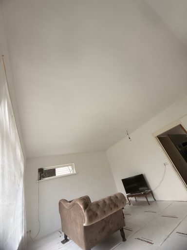 Binnenruimte strak afgewerkt Strak afgewerkte lichte binnenruimte na renovatie
